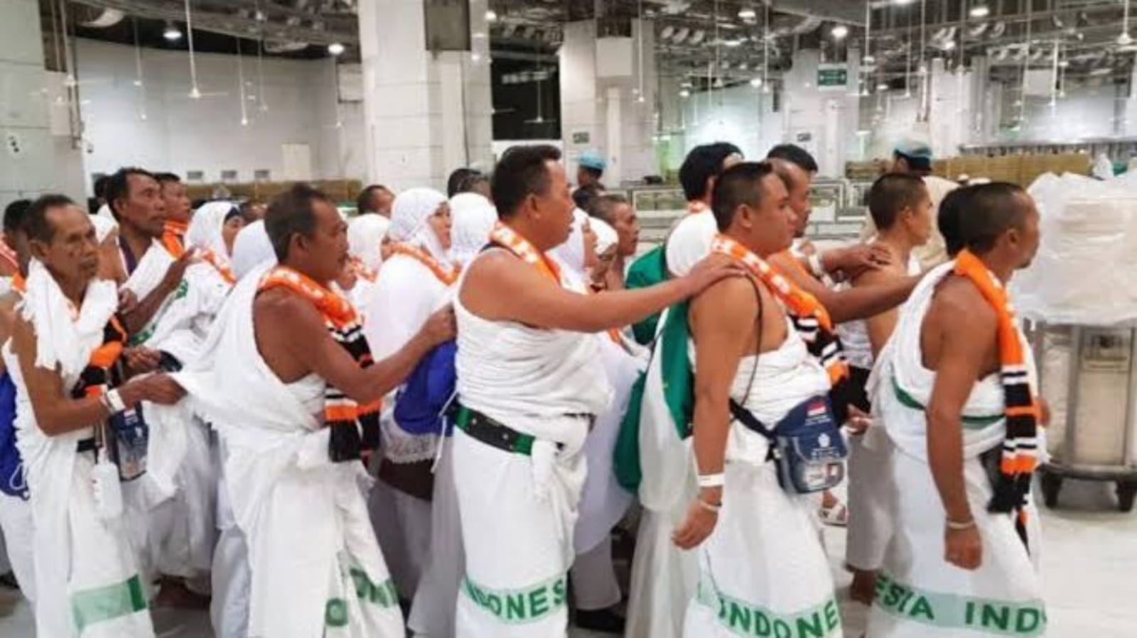 Gelombang Kedua Pemberangkatan Haji Embarkasi Surabaya Dimulai, Jemaah Langsung Kenakan Ihram
