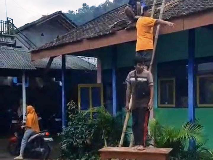 Angin Kencang Rusak Atap SDN Medowo 3 Kandangan Kediri 