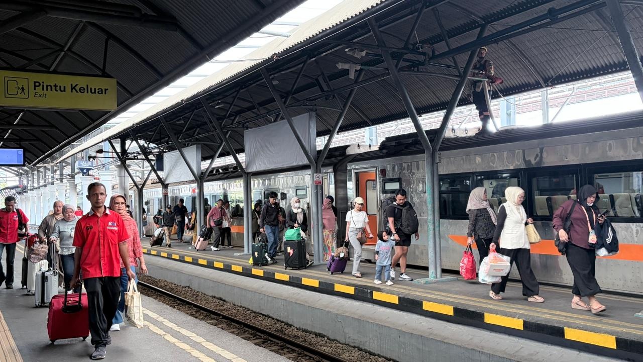 KAI Daop 8 Surabaya Terapkan Stasiun Bebas Asap Rokok dan Sanksi Pelanggar