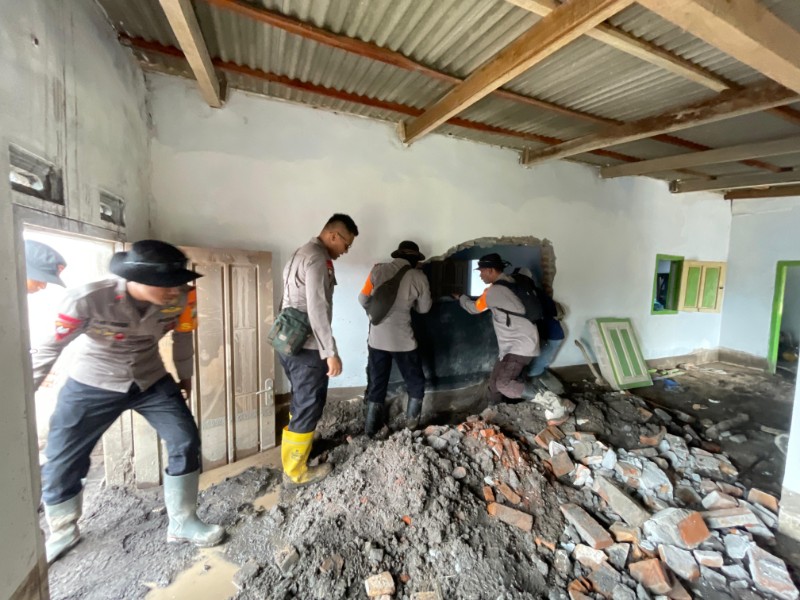 Anggota Brimob Polda Jatim Gelar Operasi Kemanusiaan untuk Korban Erupsi Semeru