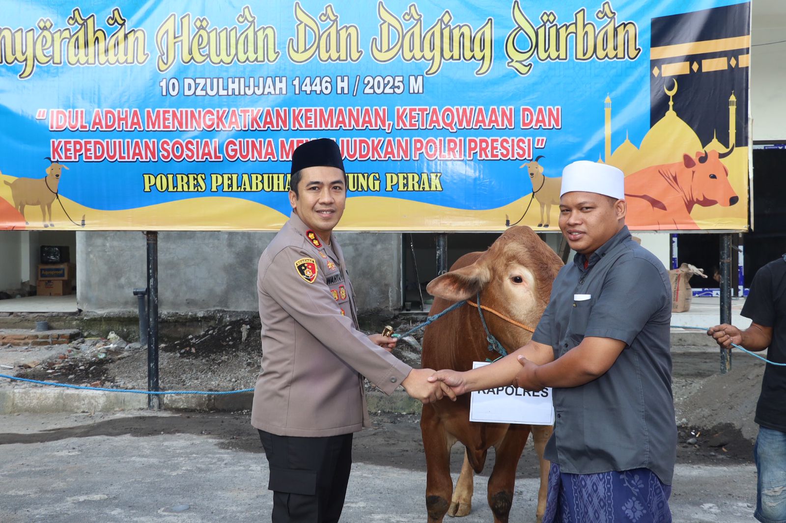 Kapolres Pelabuhan Tanjung Perak Salurkan 51 Hewan Kurban, Wujud Kepedulian dan Komitmen Polri Presisi 