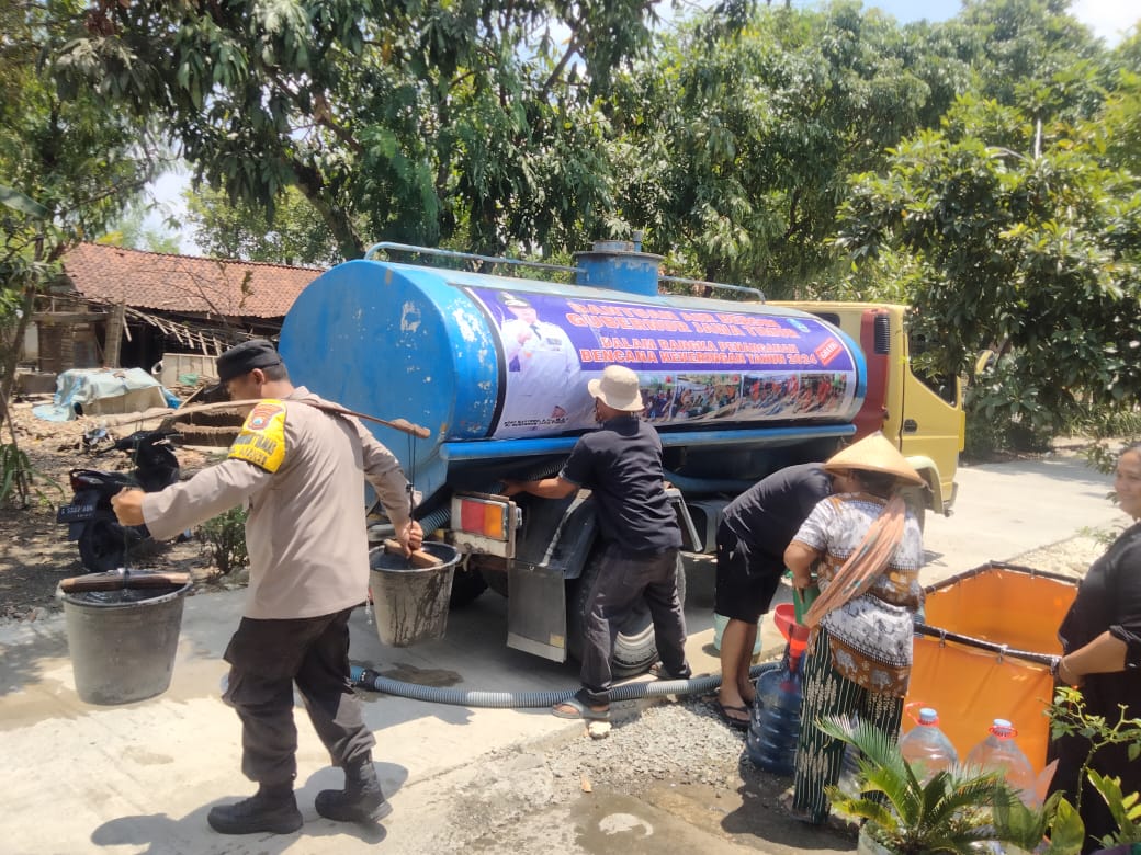 Atasi Kekeringan, Polsek Bubulan Bersama BPBD Bojonegoro Berikan Air Bersih ke Warga Clebung