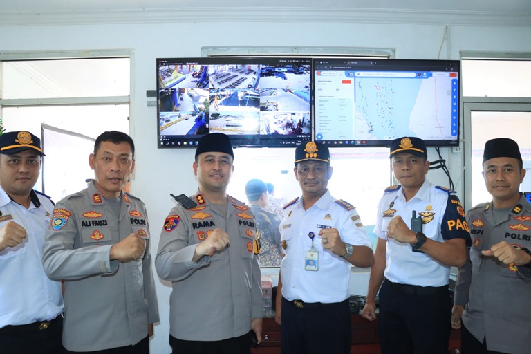 Kapolres Gresik Tinjau Kesiapan Pos Pengamanan Pelabuhan Jelang Arus Mudik Laut 2026