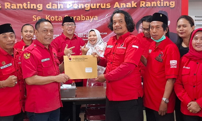Solidkan Barisan hingga Akar Rumput, DPC PDI-P Surabaya Serahkan Ratusan SK Penyesuaian Pengurus