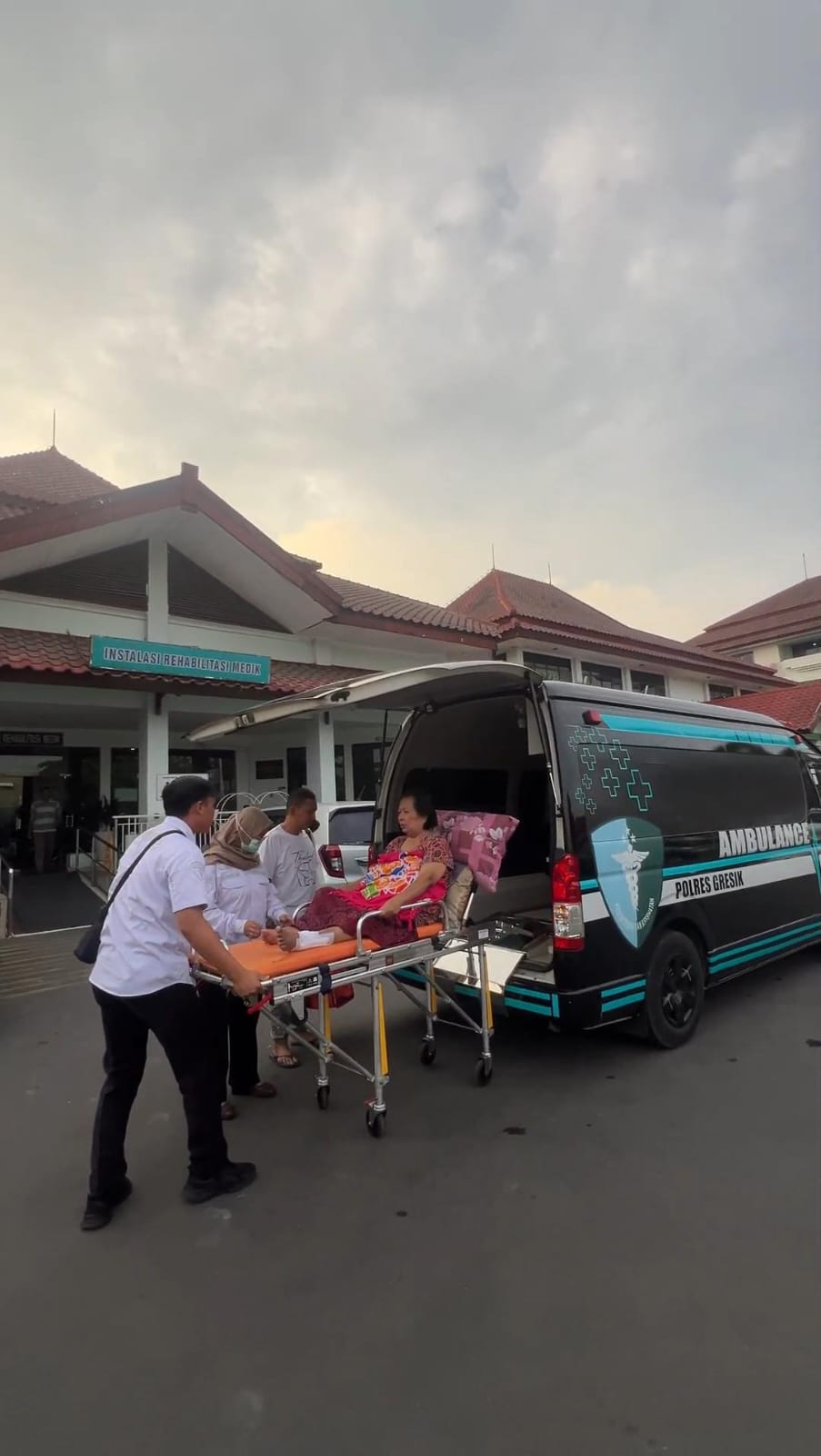 Polres Gresik Jemput Bola Antar Warga Kontrol ke Rumah Sakit, Wujud Nyata Kepedulian Polri