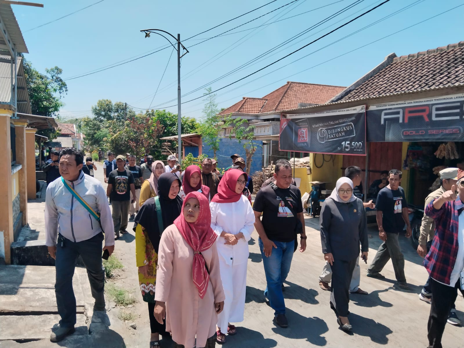 Tanggap! Bunda Indah Kunjungi Korban Puting Beliung di Selok Awar-Awar Pasirian