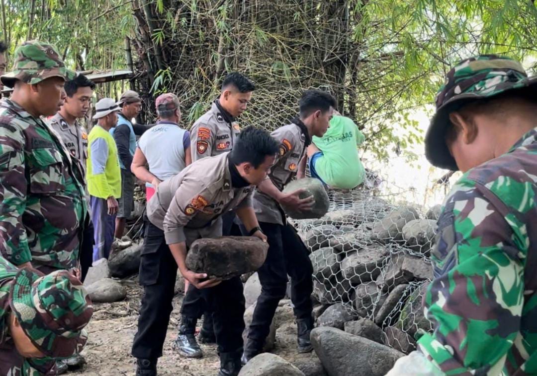 Bersama TNI-Polri, Warga Kecamatan Gondang Gotong Royong Bersihkan Lumpur Pasca Banjir Bandang