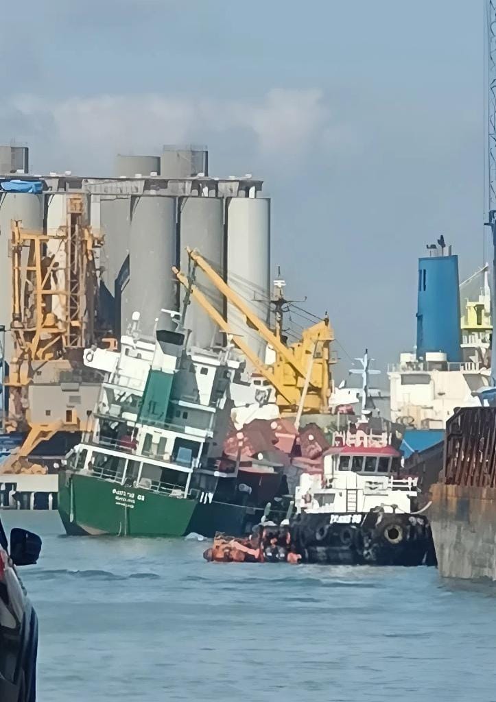 KM Pasifik 88 Terguling di Dermaga Jamrud Selatan, Muatan Kontainer Tumpah ke Laut