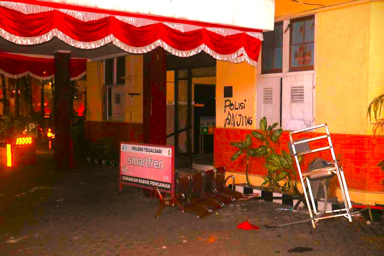 Selain Pos, Kantor Polisi di Surabaya Juga Dirusak Demonstran