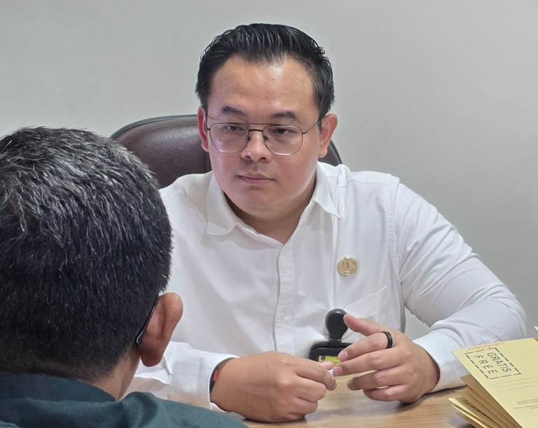 Imigrasi Surabaya Layani Pembuatan Paspor Walk-In di Pameran Haji dan Umroh