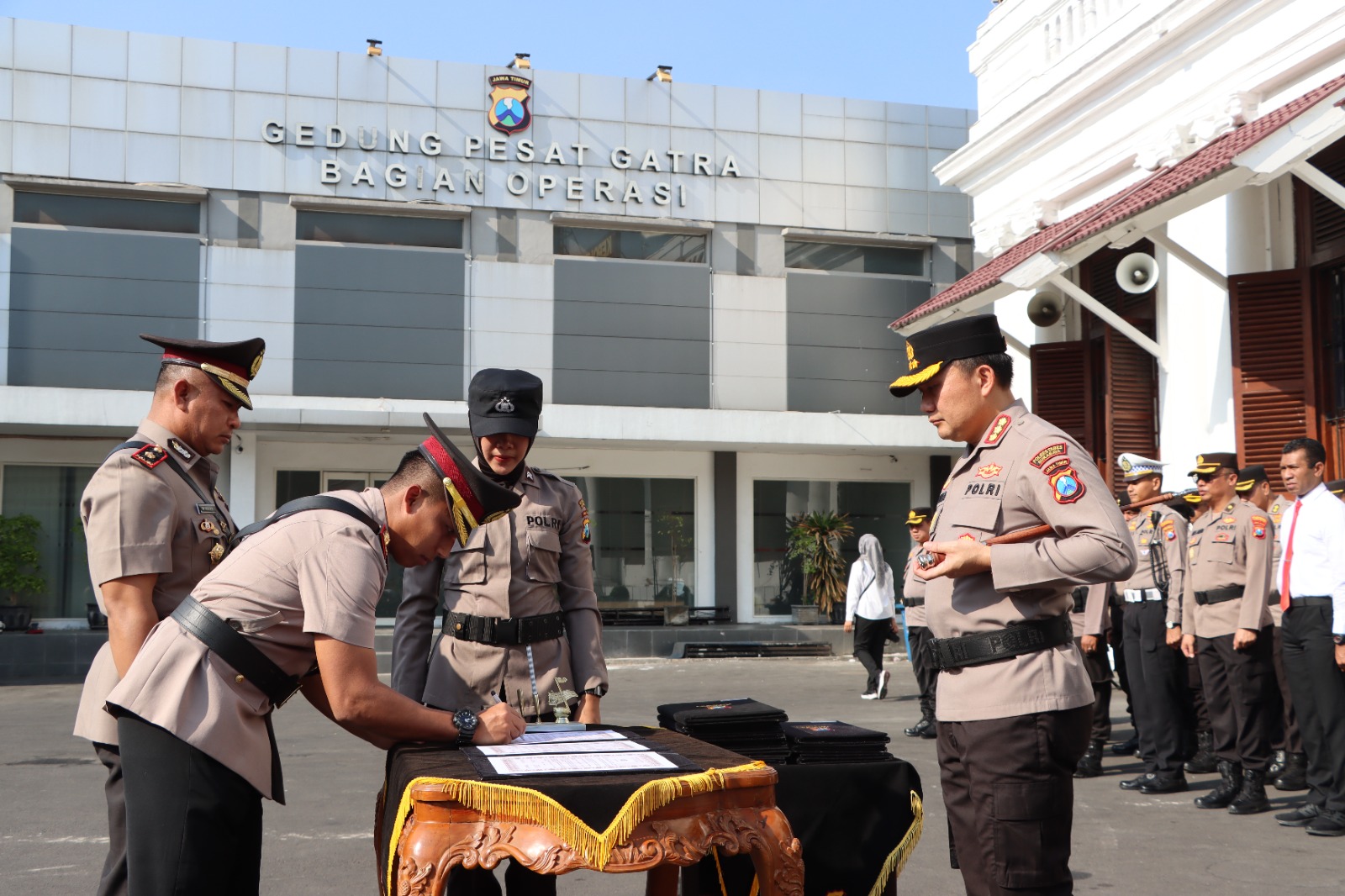 Kapolrestabes Surabaya Pimpin Sertijab Tujuh Kapolsek Jajaran