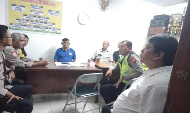 Polsek Bubutan Gelar Jumat Curhat di Balai RW 01 Gundih