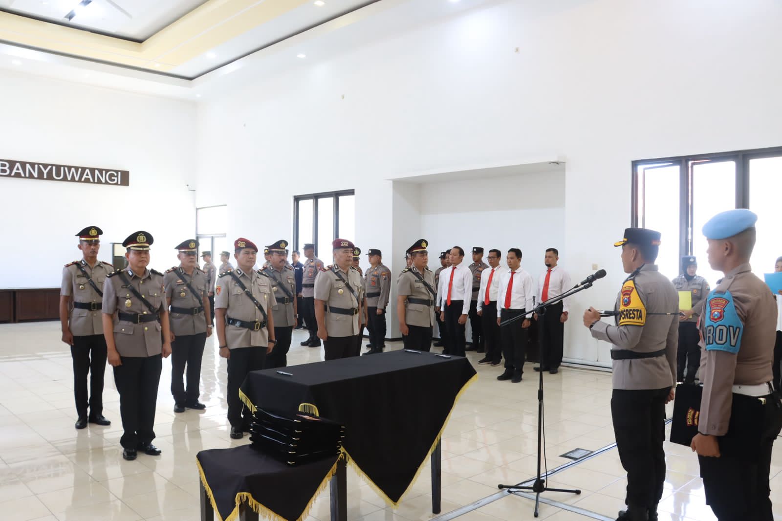 Berlangsung Khidmat dan Lancar, Kapolresta Banyuwangi Pimpin Sertijab Kabag, Kasat dan Kapolsek Jajaran