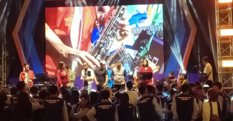 Ribuan Mahasiswa UIBU Malang, Rayakan Yudisium Dengan HOY