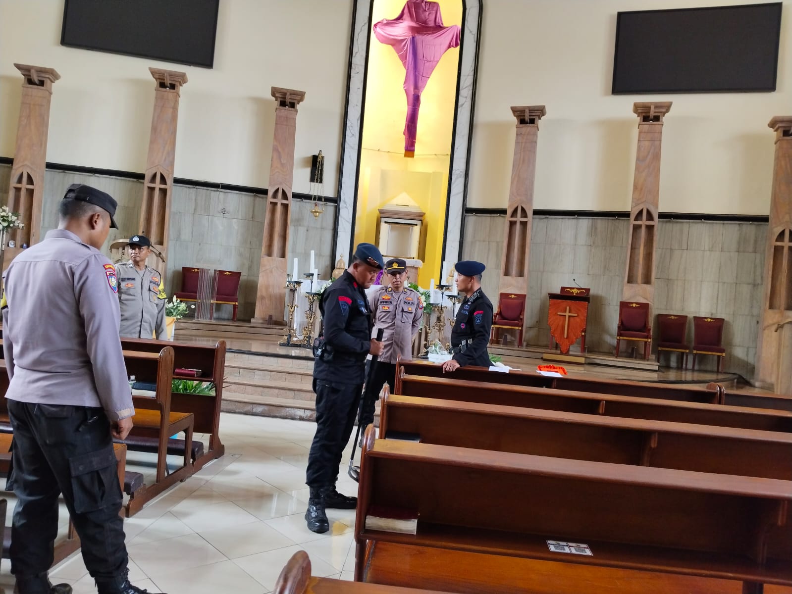 Polsek Wonocolo Kawal Sterilisasi Gereja Jelang Ibadah Paskah