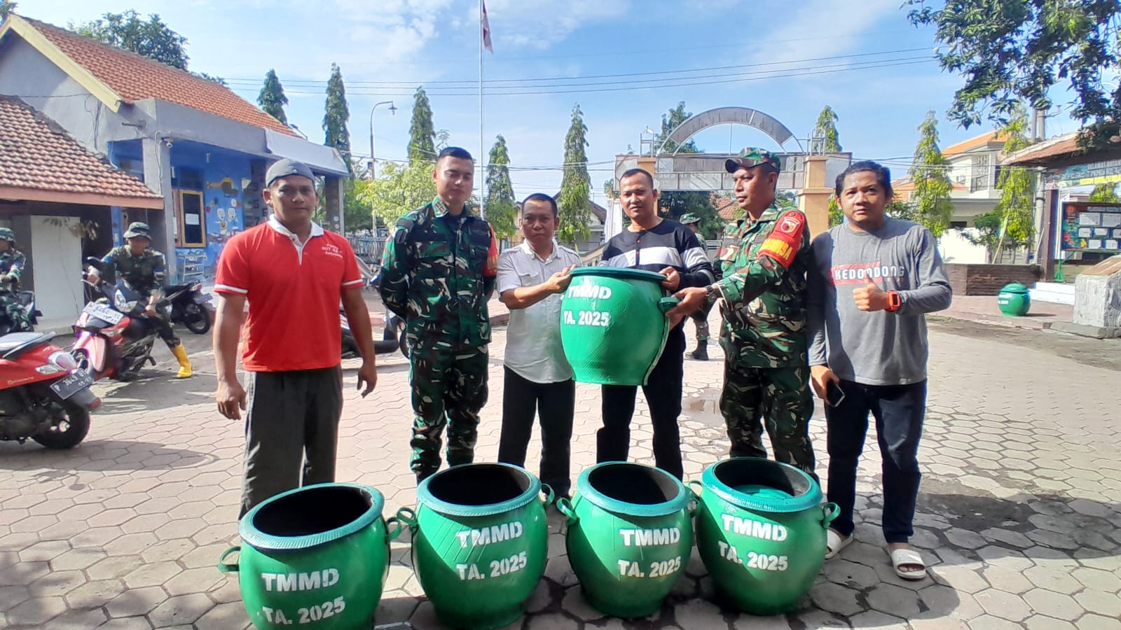 Satgas TMMD Ke-126 Sidoarjo Bersihkan Desa Kedondong