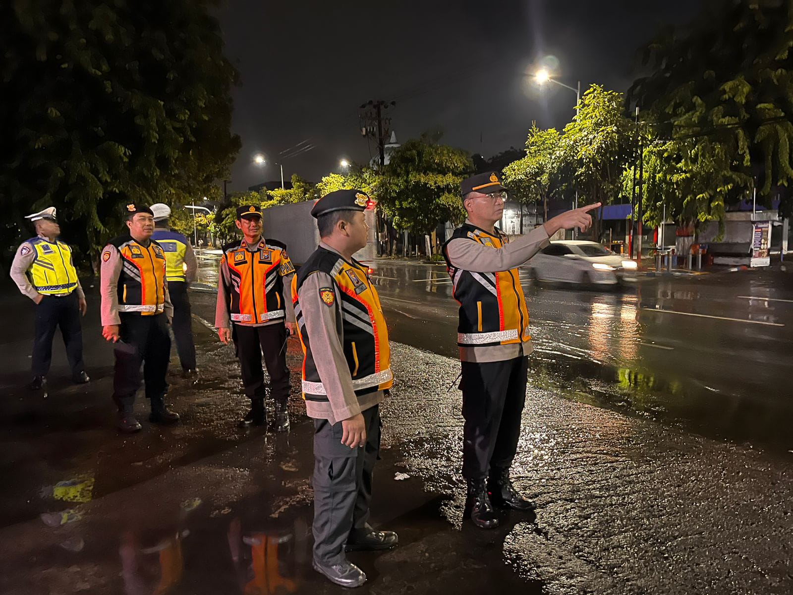 Kapolsek Wonocolo Pimpin Langsung Patroli Malam, Cegah Aksi Balap Liar