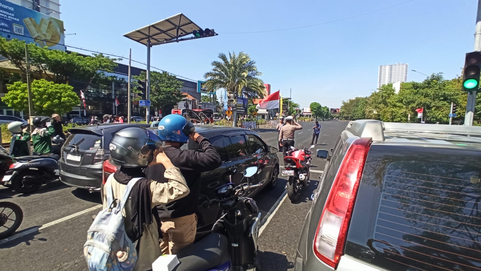Ditlantas Polda Jatim Ajak Pengguna Jalan Beri Penghormatan Bendera Merah Putih