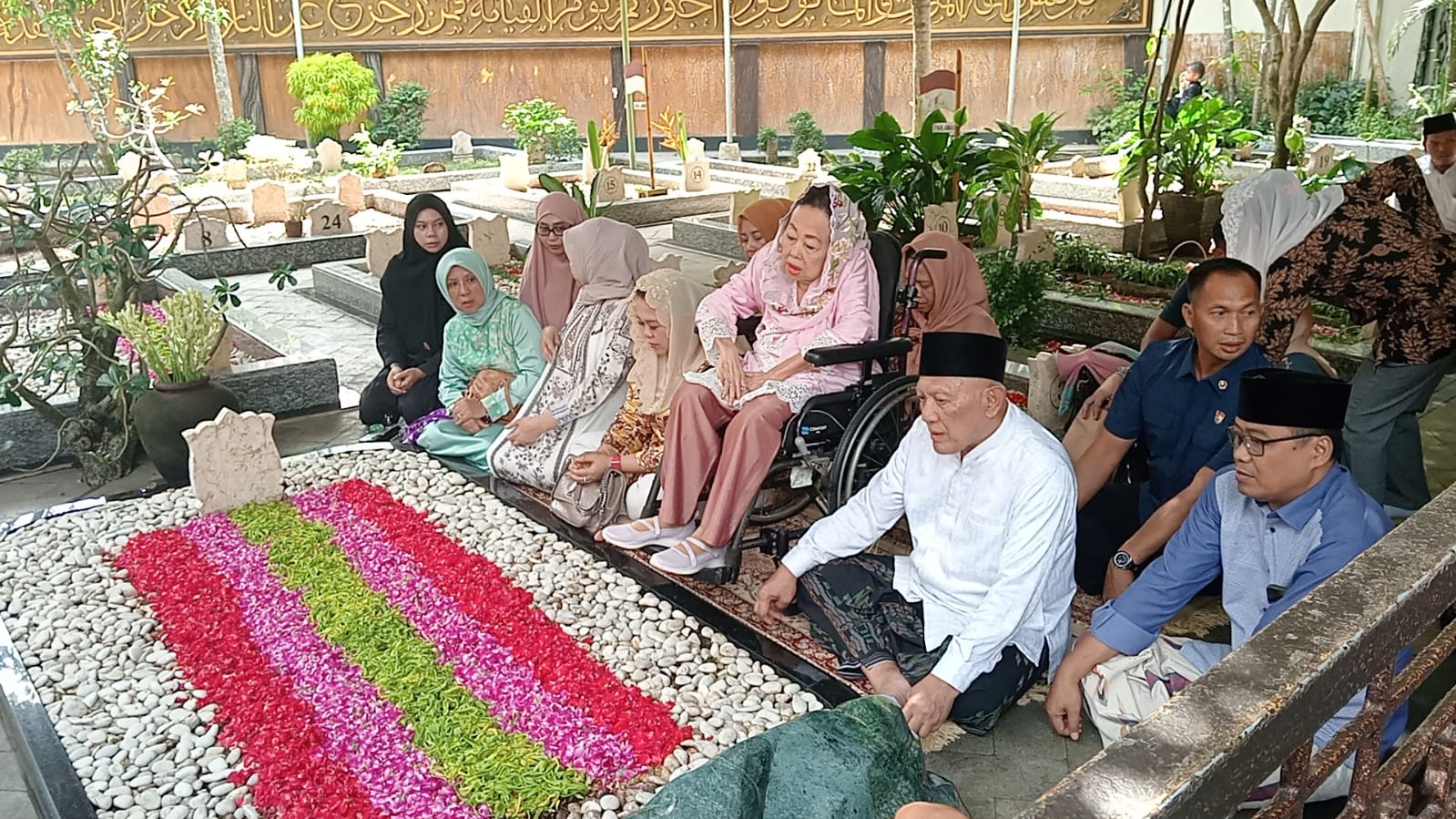 Gus Dur Ditetapkan sebagai Pahlawan Nasional, Ibu Sinta Nuriyah Ziarah ke Tebuireng