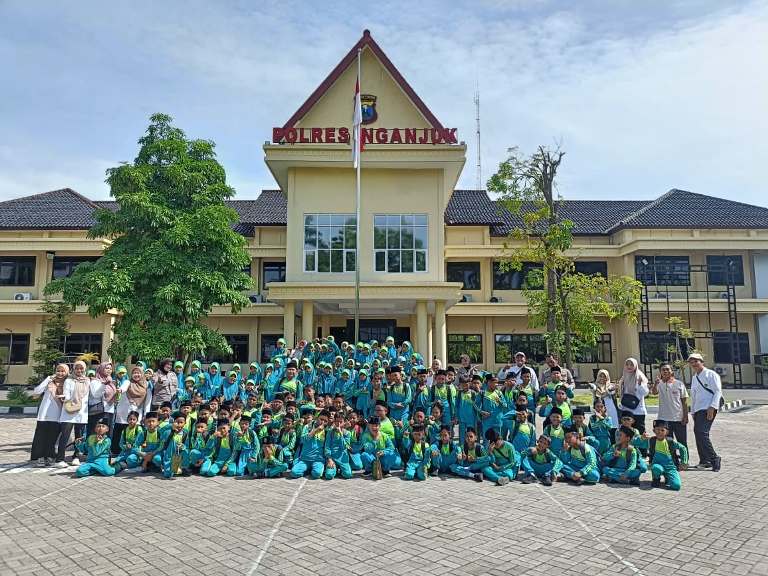 Tanamkan Nilai Anti Bullying Sejak Dini, Satbinmas Polres Nganjuk Terima Kunjungan SD IT Khatidjah