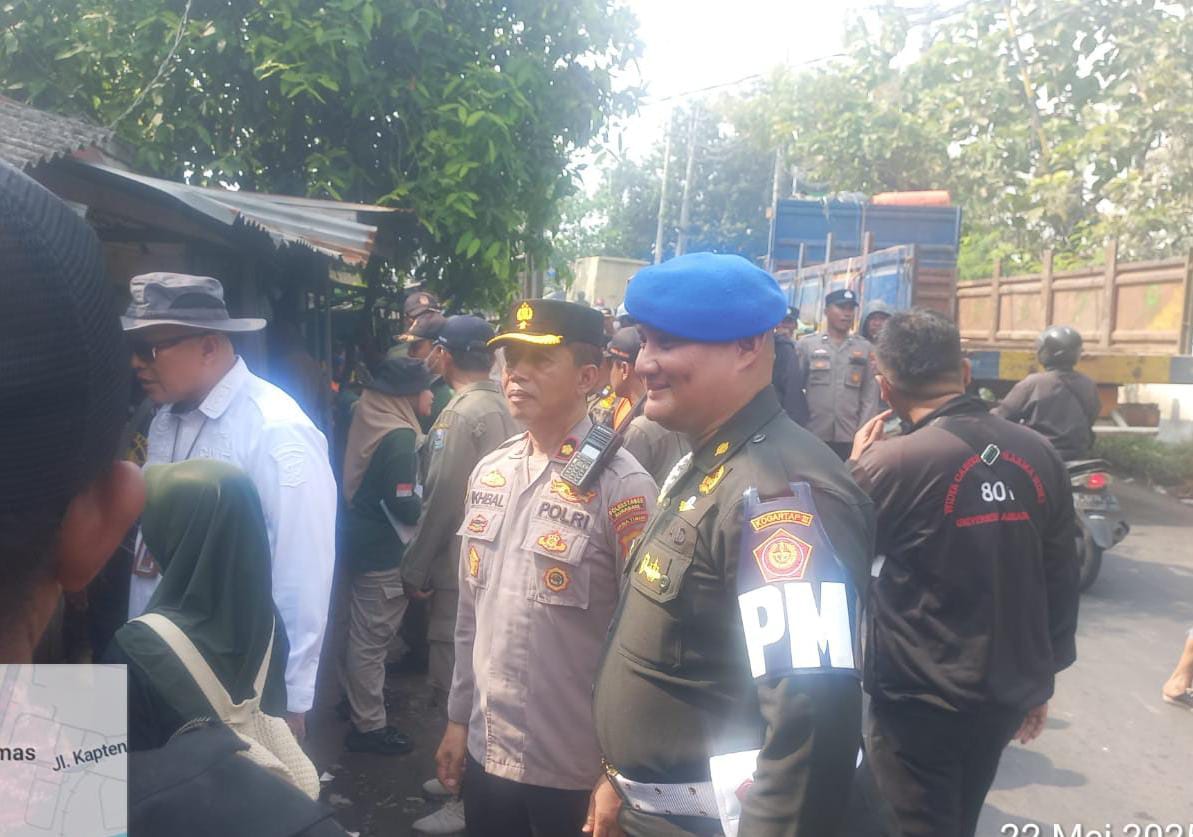 Polsek Benowo Lakukan Pengamanan Penertiban Bangunan Liar di Sempadan Sungai Lamong