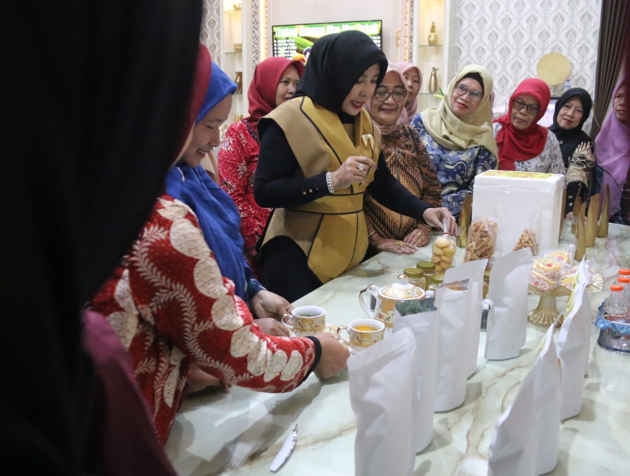 Rumah Dinas Wakil Bupati Sidoarjo Didatangi Puluhan Emak-emak Geluran Taman