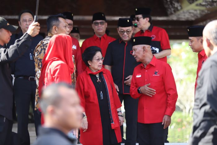 Ziarah ke Makam Bung Karno, Megawati Serahkan 2 Ekor Sapi Kurban ke Masjid di Blitar