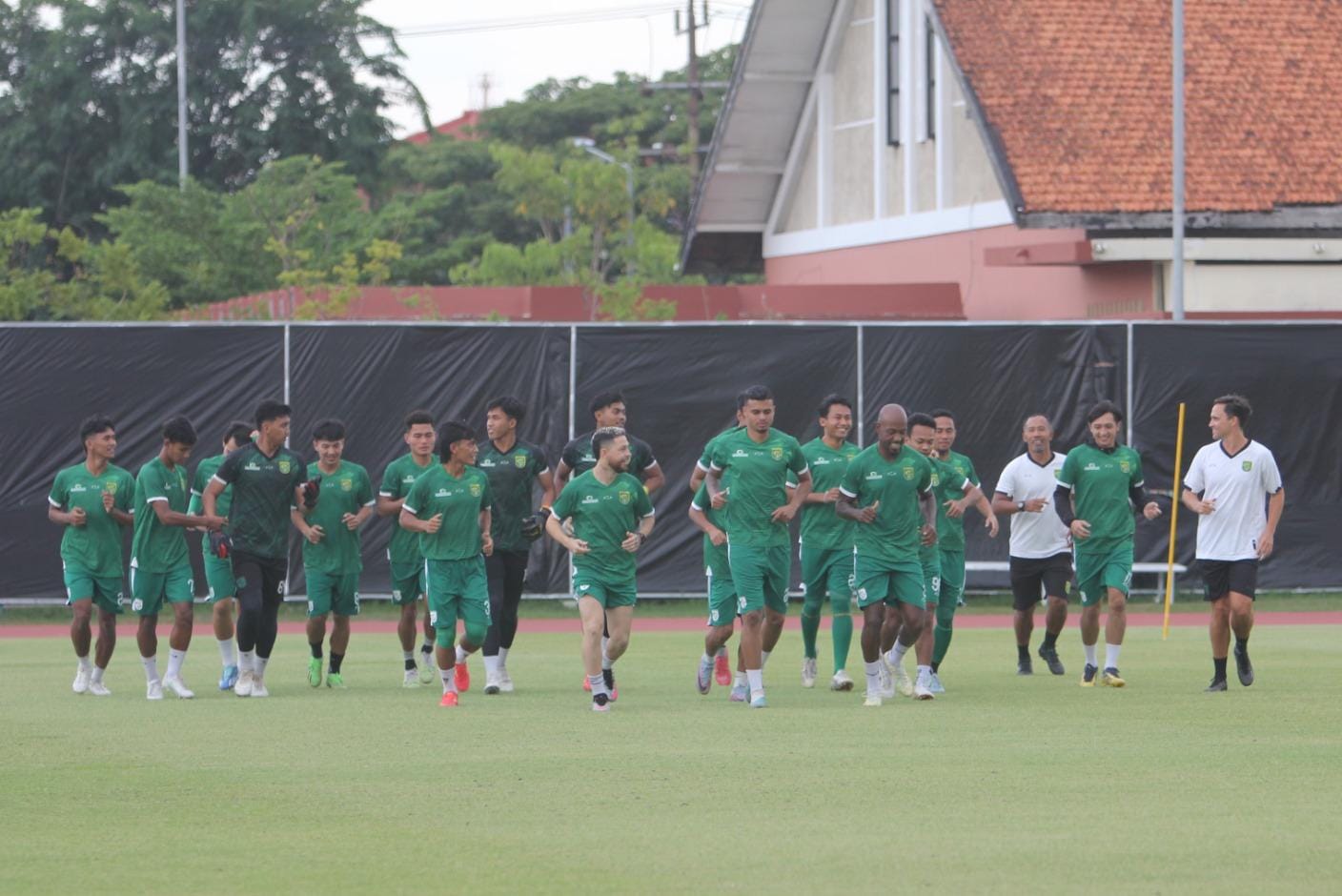 Resmi Pelatih Persebaya, Paul Munster Langsung Pimpin Latihan