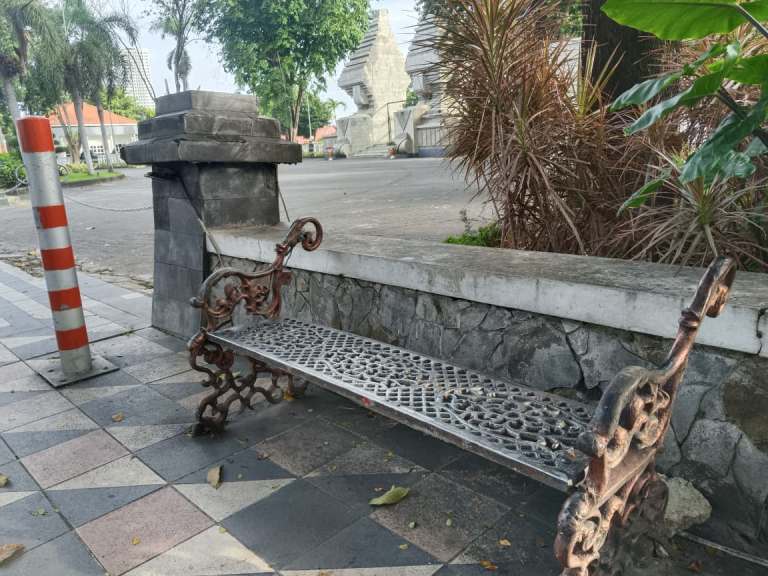 Sandaran Kursi Besi Milik Pemkot Surabaya Raib Di Mayjen Sungkono