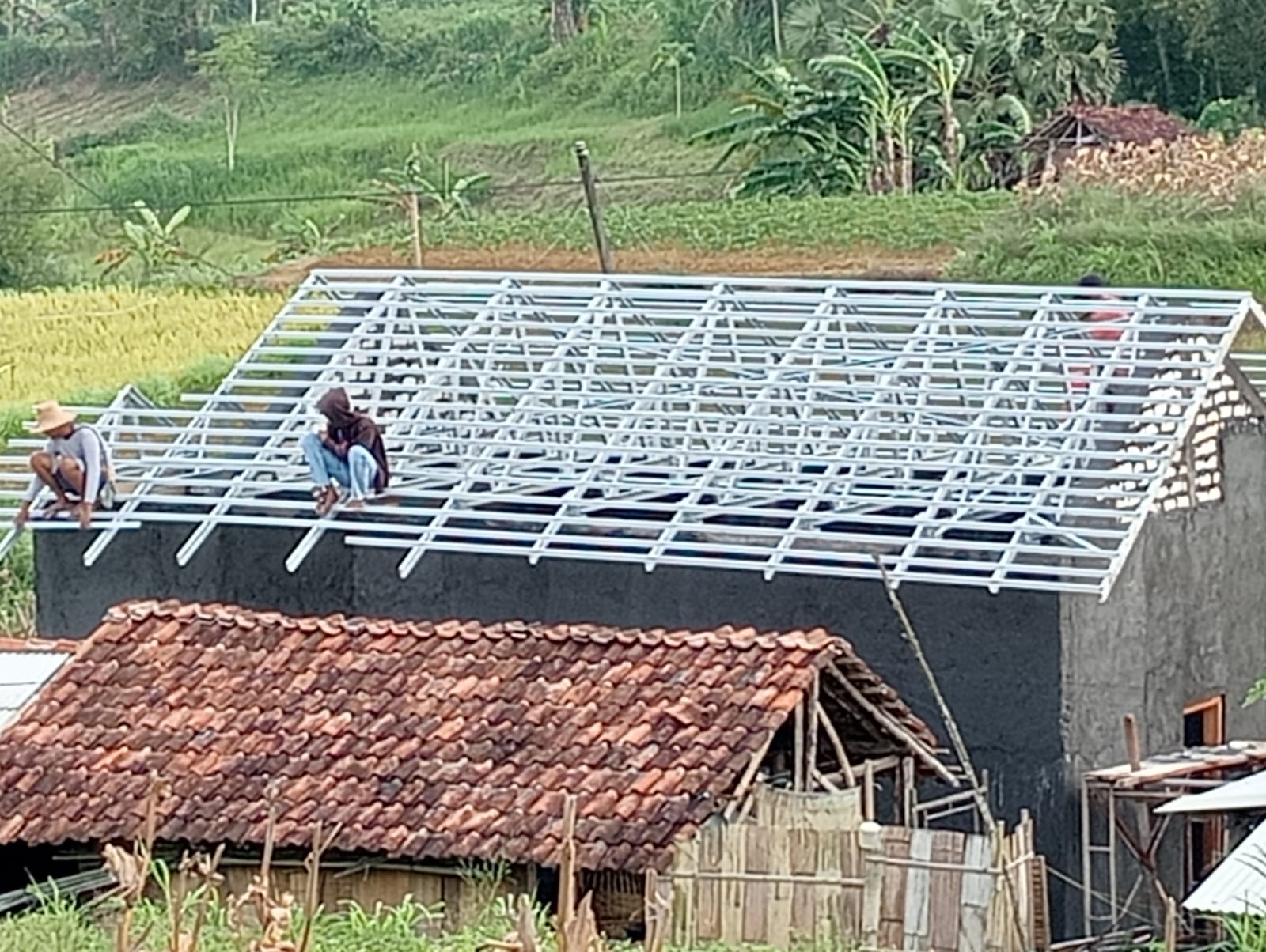Satgas TMMD Kebut Pemasangan Atap Rumah Warga di Mandala