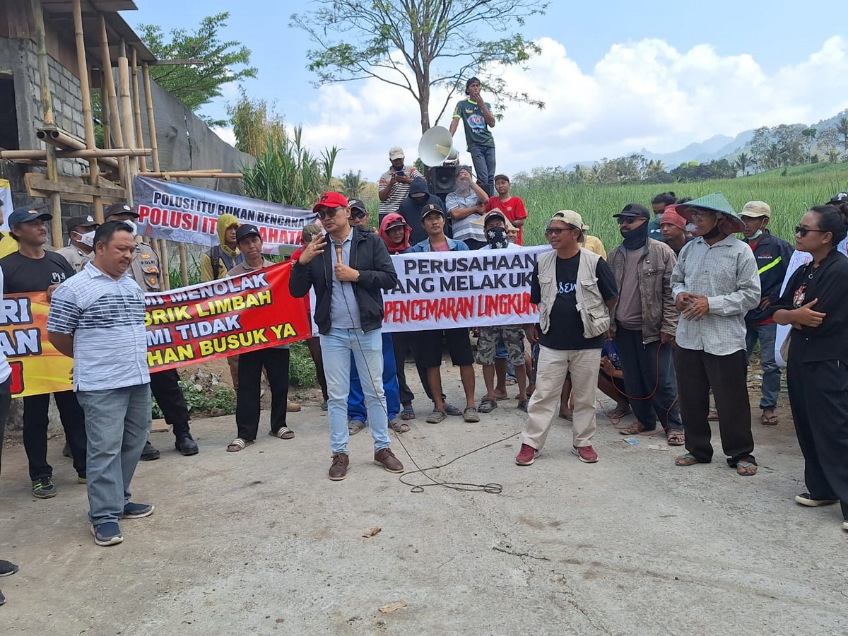 Cemari Lingkungan dan Timbulkan Bau, Warga Karangrejo Blitar Geruduk Tempat Penjemuran Kotoran Ayam