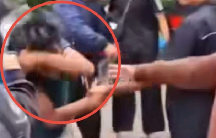 Apes! Tepergok Curi Tabung Elpiji Melon di SPBU Manyar, 2 Pemuda Dimassa