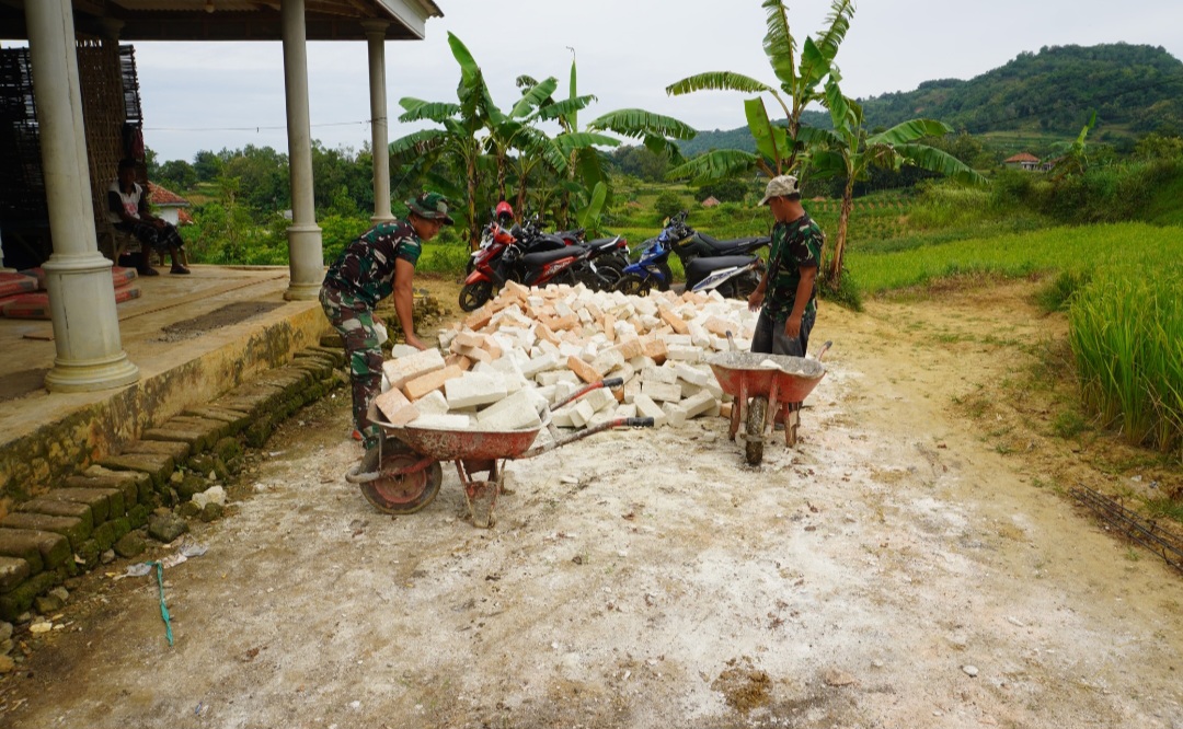 Satgas TMMD Kodim 0827/Sumenep Angkat Material Batako untuk Dinding RTLH Milik Sayyi 