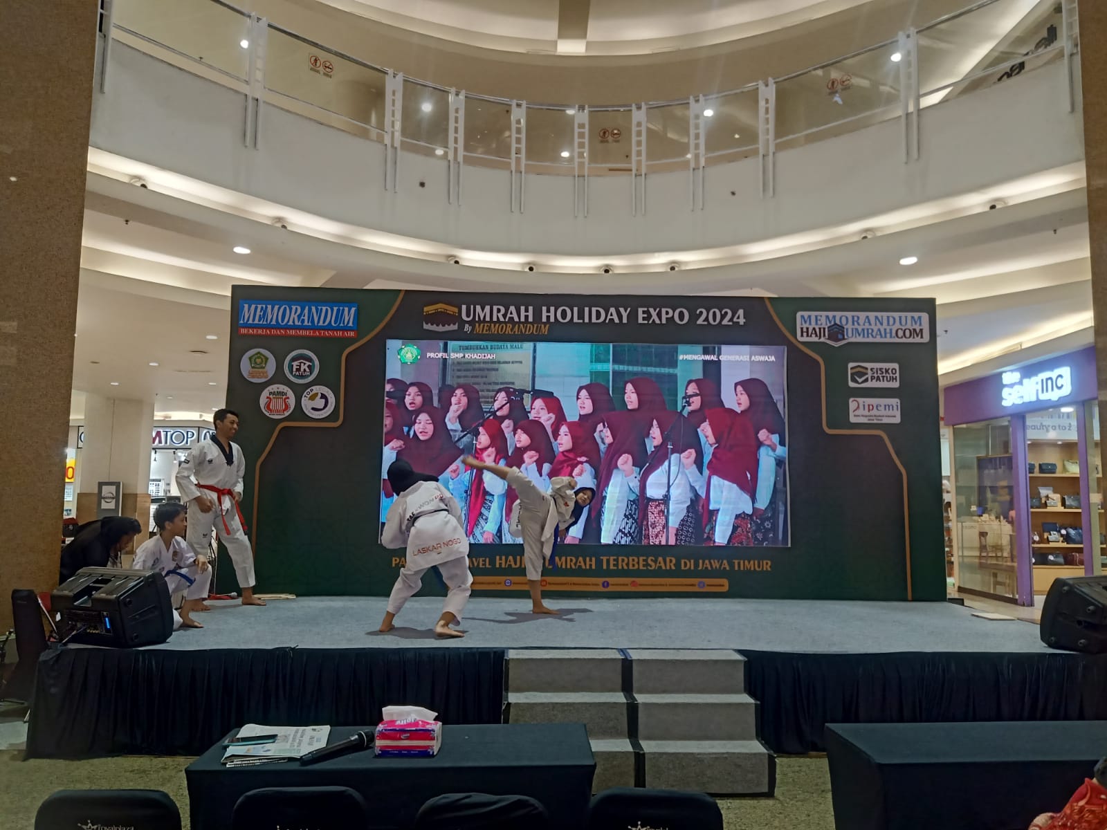 Penampilan Memukau Taekwondo SMP Khadijah Surabaya di Umrah Holiday Expo 2024