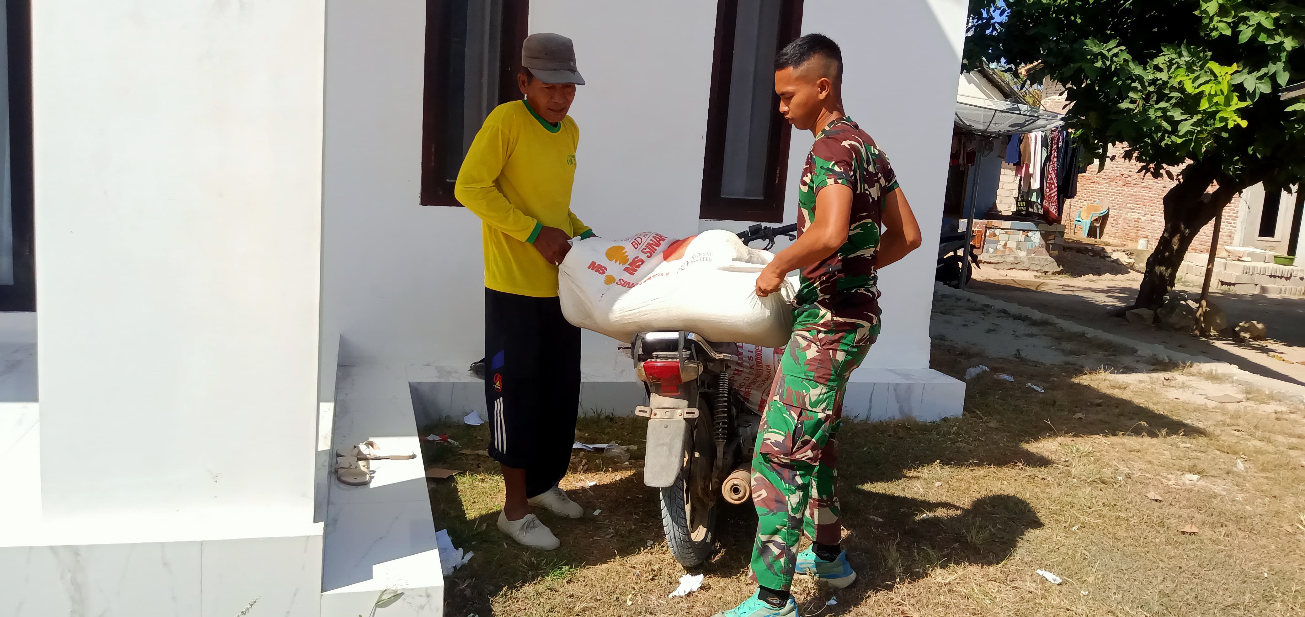 Kedekatan Satgas TMMD ke 121 Bantu Warga Angkat Buah Melon untuk Dijual ke Pasar