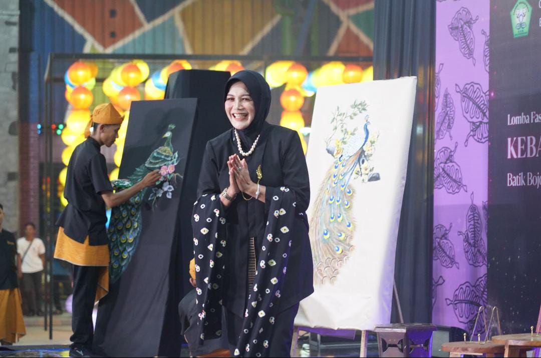 Wakil Bupati Bojonegoro Nurul Azizah Perkenalkan Batik PDH Obor Sewu di Fashion Show Kebaya Modern