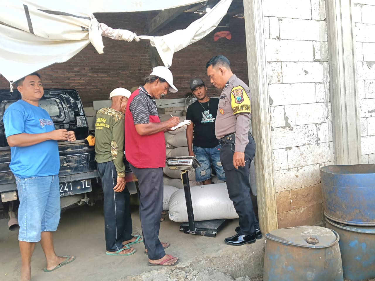 Dukung Ketahanan Pangan, Polsek Sukorejo Fasilitasi Penjualan Hasil Panen Jagung ke Bulog