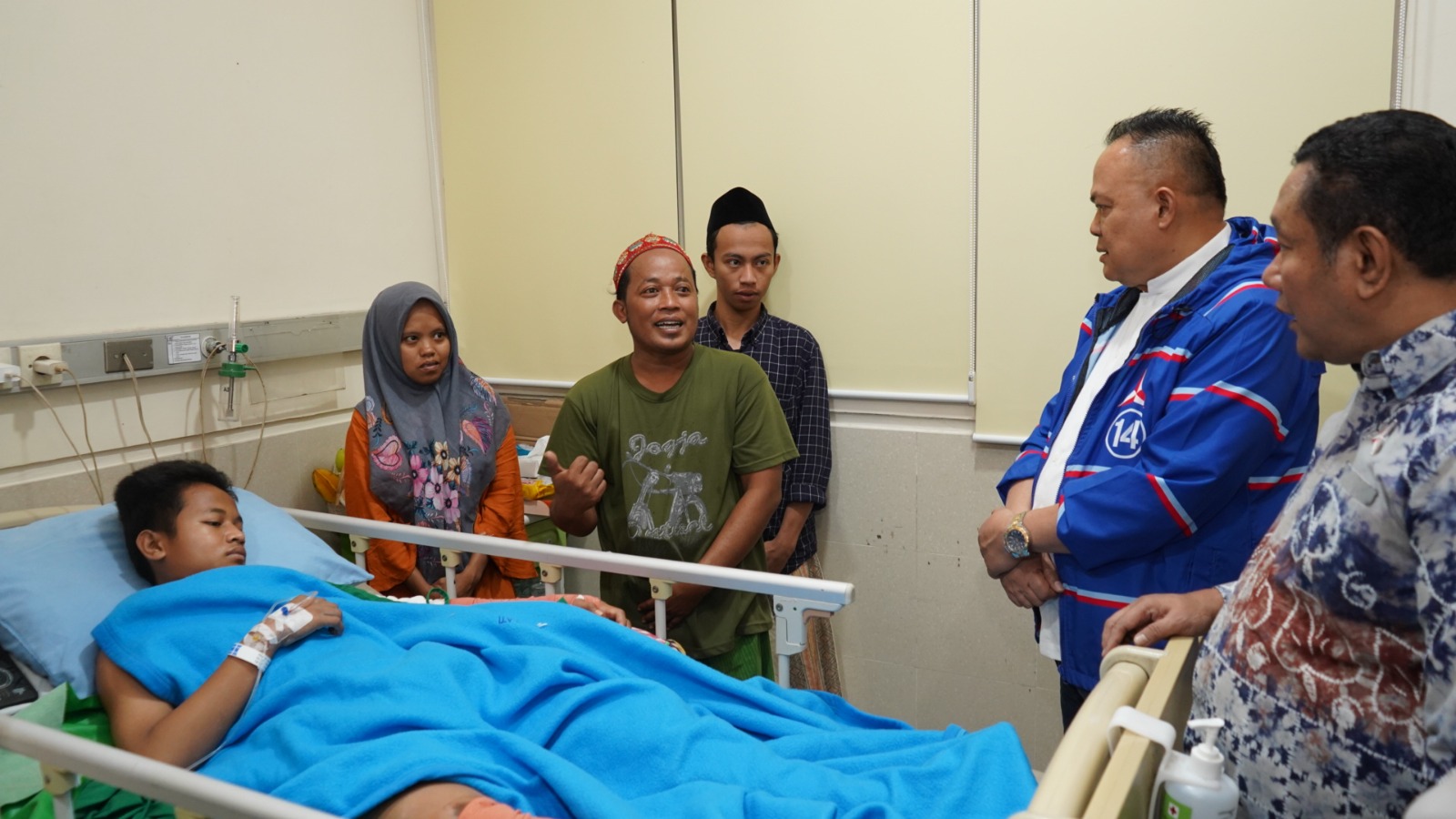 Ketua Fraksi Demokrat DPRD Jatim Jenguk Santri Korban Al Khoziny di RS Delta Surya