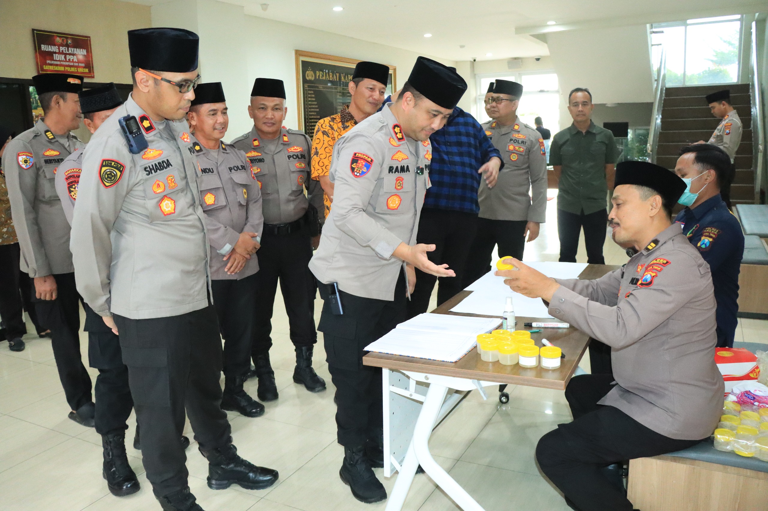 Kapolres Gresik Pimpin Tes Urine, Seluruh Pejabat Utama Negatif Narkoba