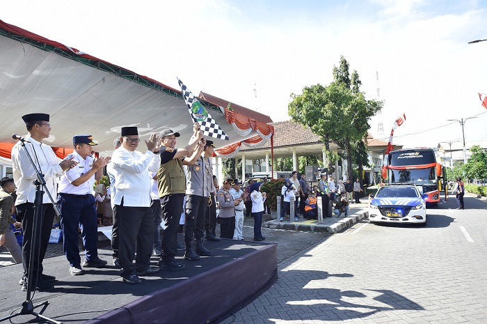 Pemkab Pasuruan Berangkatkan 7 Bus Mudik Gratis untuk Ratusan Warga