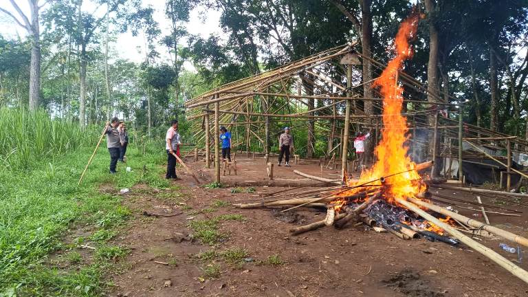 Polres Malang Gerebek Arena Sabung Ayam di Singosari