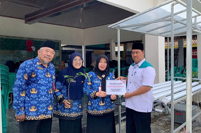 DLH Lumajang Serahkan Hidroponik dan Bibit Nangka ke Desa Kaliboto Kidul