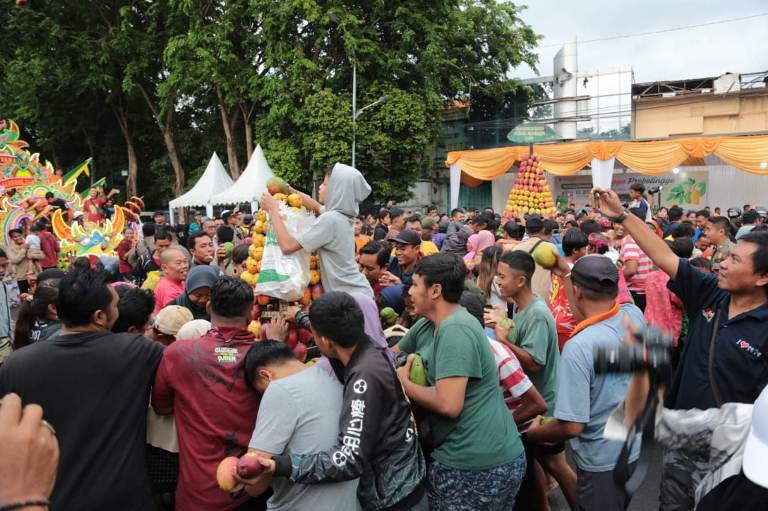 Kirab Gunungan Mangga Meriahkan Pesta Mangga 2024 di Kota Probolinggo