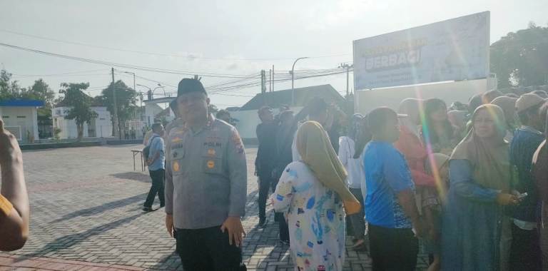 Polres Pamekasan Berbagi Sembako untuk Wartawan hingga Dhuafa