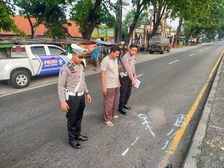 Pemotor Meregang Nyawa Terserempet Kontainer di Gempol