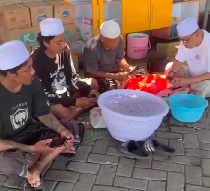Tradisi Khidmah Warnai Persiapan Milad Ke-17 Ukhsafi Copler Community di Gresik
