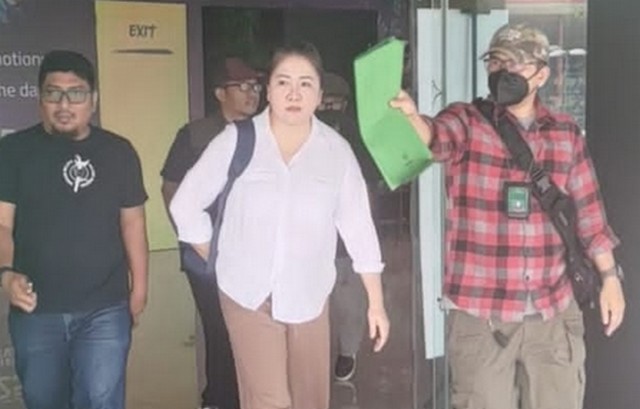 Tim Tabur Kejagung Dan Kejati Jatim Tangkap DPO Vinna Sencahero di Mall Arrasa BSD
