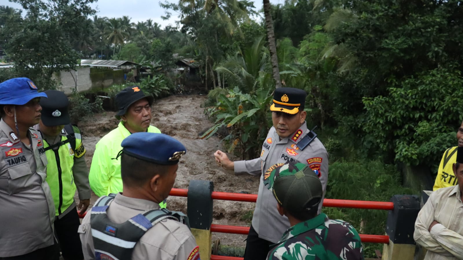 Kapolresta Banyuwangi Tinjau Langsung Lokasi Pencarian Pelajar Hanyut di Sungai Badeng