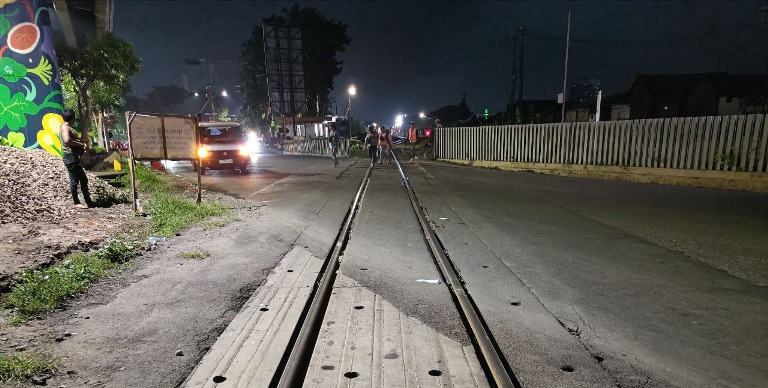 Pemasangan Blok Rel, Jalan Ahmad Yani Surabaya Ditutup Sementara