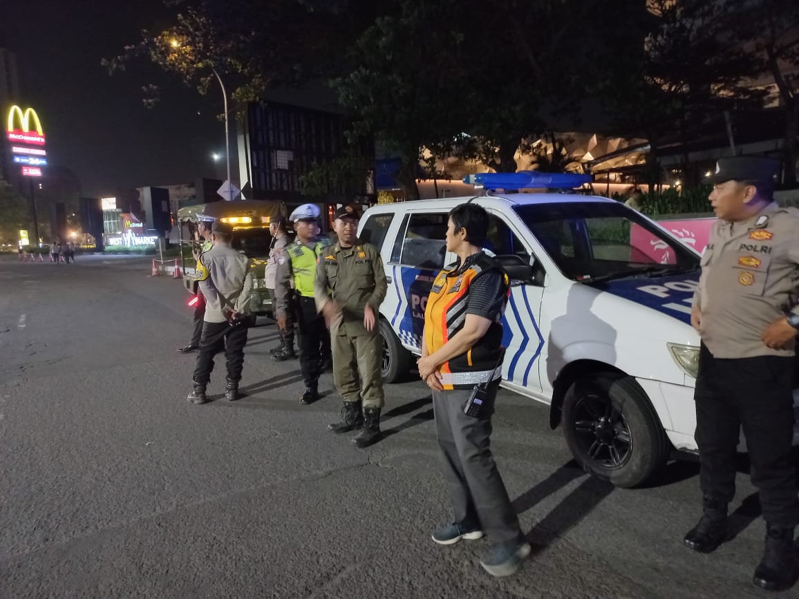 Polsek Dukuh Pakis Jalin Kemitraan dengan Warga Melalui Patroli Blue Light